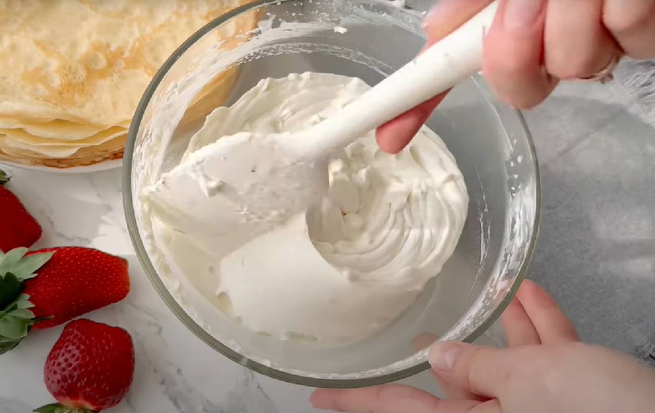 Ягодный торт из блинов без выпечки: готовится просто, а вкус - божественный!